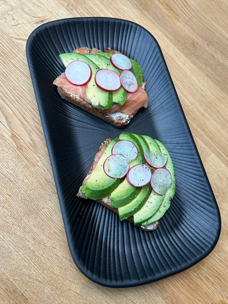 Sauerteigbrot mit Lachs, Avocado & Frischkäse – einfach & gesund | EMTARO