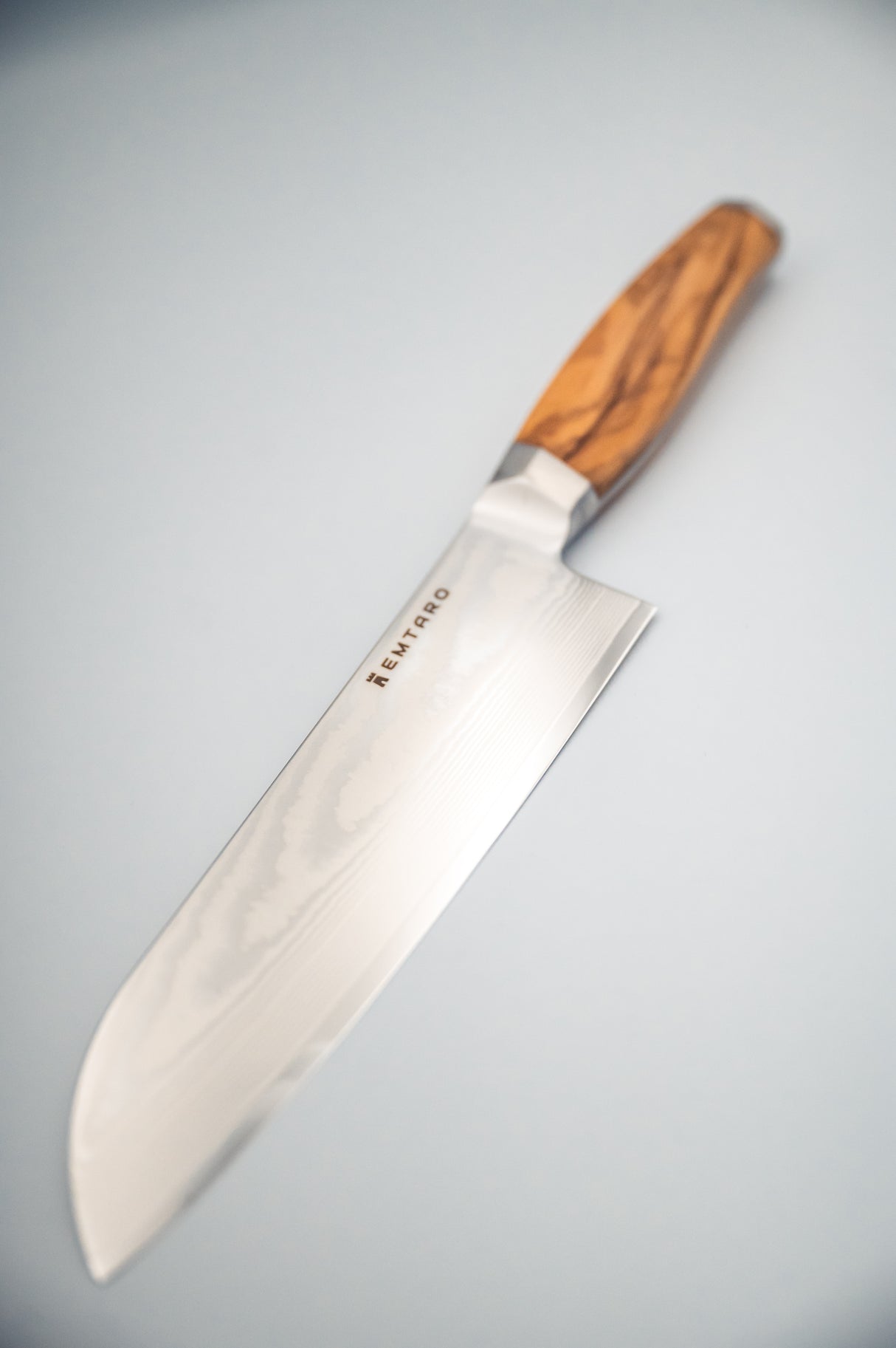 Santoku Damastmesser Kairo – 18 cm, 67 Lagen Damaststahl, Olivenholzgriff