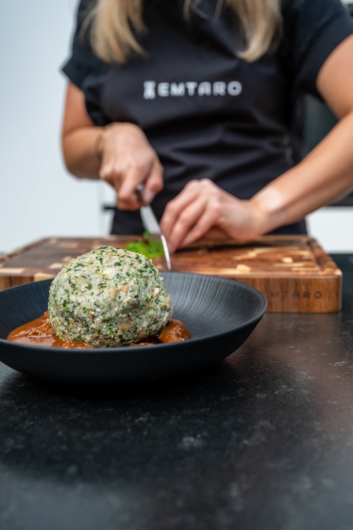 Santoku Damastmesser Kairo – 18 cm, 67 Lagen Damaststahl, Olivenholzgriff