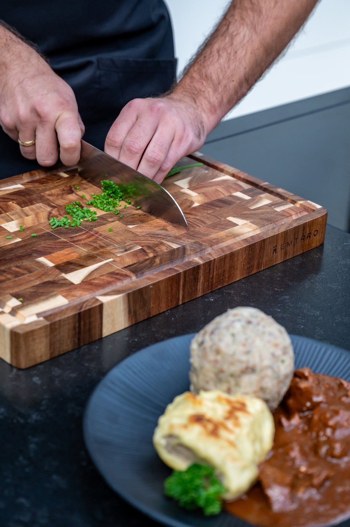 Santoku Damastmesser Kairo – 18 cm, 67 Lagen Damaststahl, Olivenholzgriff