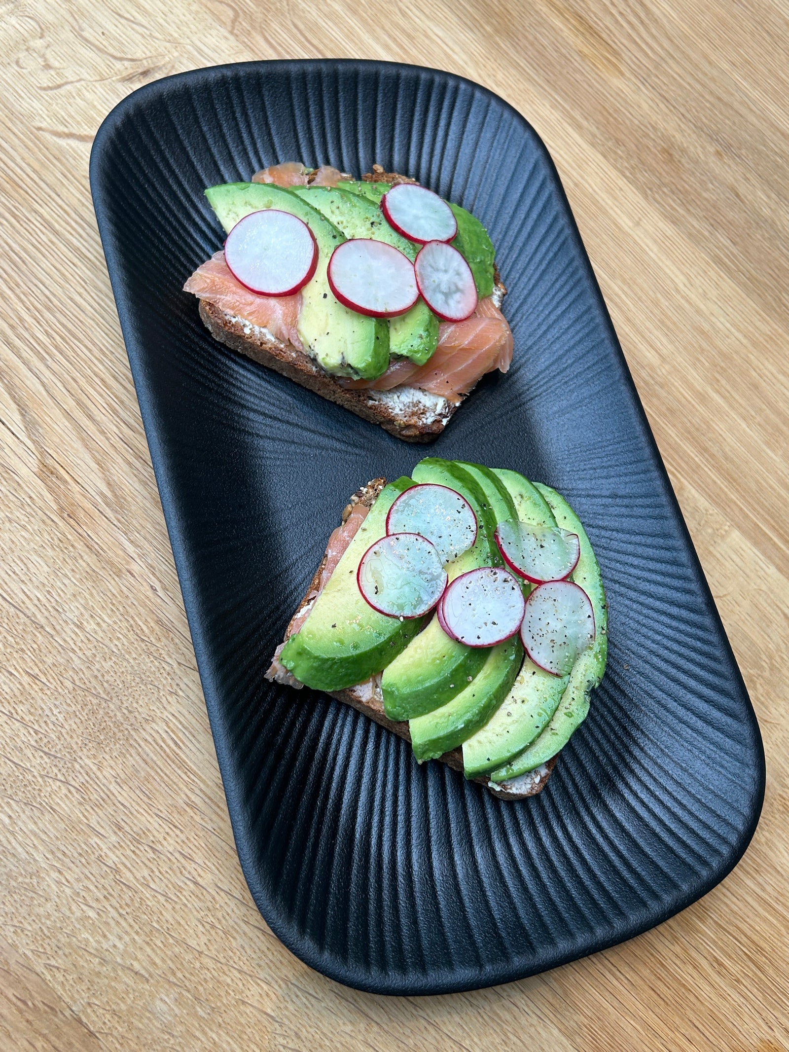 Sauerteigbrot mit Lachs, Avocado & Frischkäse – einfach & gesund | EMTARO
