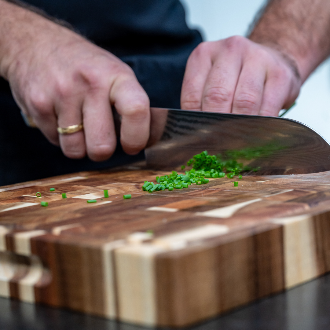 Santoku Damastmesser Kairo auf einem Akazien-Schneidebrett